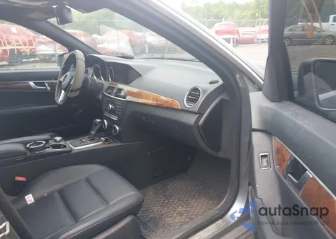 2012 Mercedes-Benz C 300 Luxury 4Matic/Sport 4Matic z USA, uszkodzony, nr VIN WDDGF8BBXCR209813